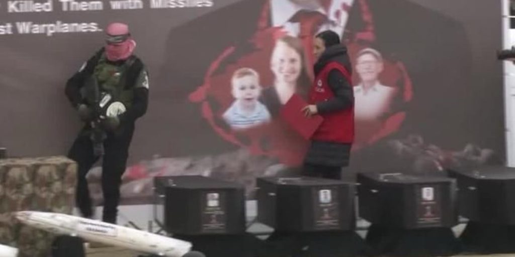 Hamas monta palco com banner da fam&iacute;lia Bibas durante entrega dos corpos a Israel