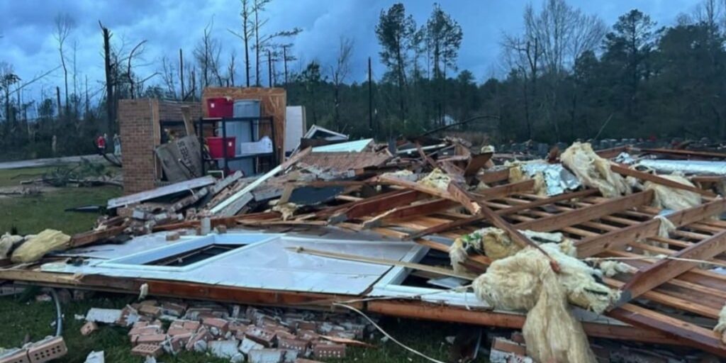 Casal sobrevive a tornado ap&oacute;s se abrigar em banheiro de igreja: &ldquo;Deus cuidou de n&oacute;s&rdquo;