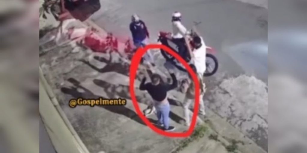 Criminosos desistem de assalto ap&oacute;s ver B&iacute;blia na m&atilde;o de v&iacute;tima em SP