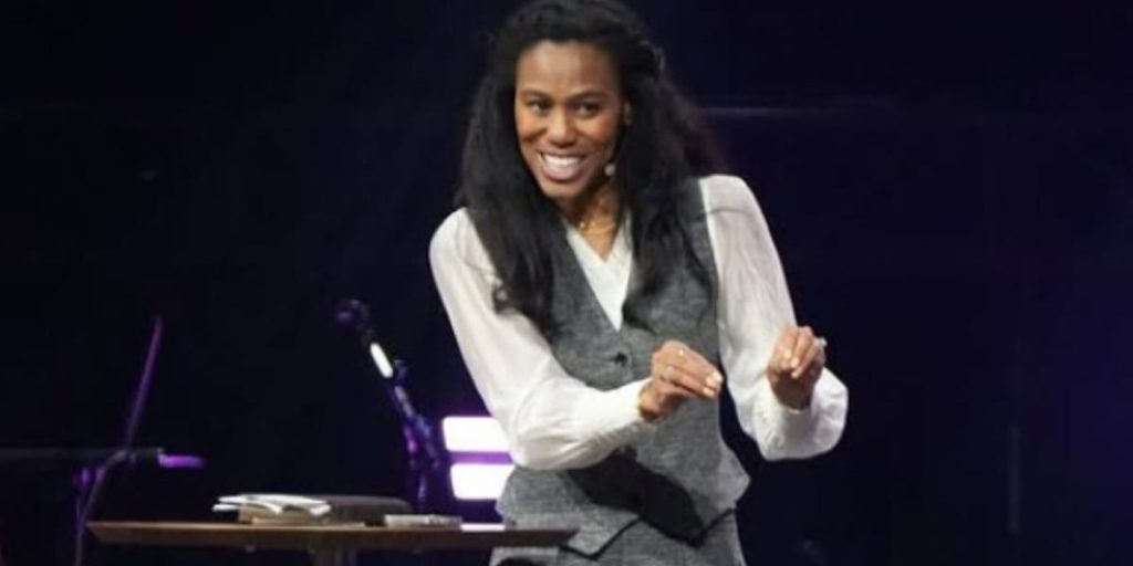 Atriz de &lsquo;Quarto de Guerra&rsquo; lan&ccedil;a novo livro sobre testemunhos de supera&ccedil;&atilde;o